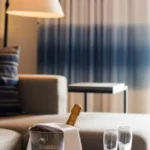 Servicio de cortesía con champaña y fresas en suite del hotel Pueblo Bonito Mazatlán, ideal para parejas que buscan una experiencia de lujo y confort en Royal Beach Paradise.