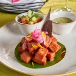 Platillo gourmet del restaurante del hotel El Encanto Los Cabos, con presentación elegante y sabores inspirados en la cocina mexicana contemporánea de Royal Beach Paradise.