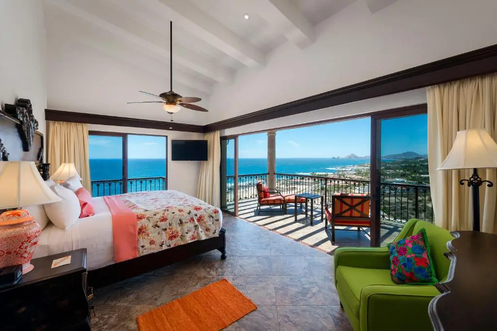 Suite doble de lujo con balcón y vista al océano en hotel de Los Cabos, ideal para disfrutar del amanecer y el confort de Royal Beach Paradise.