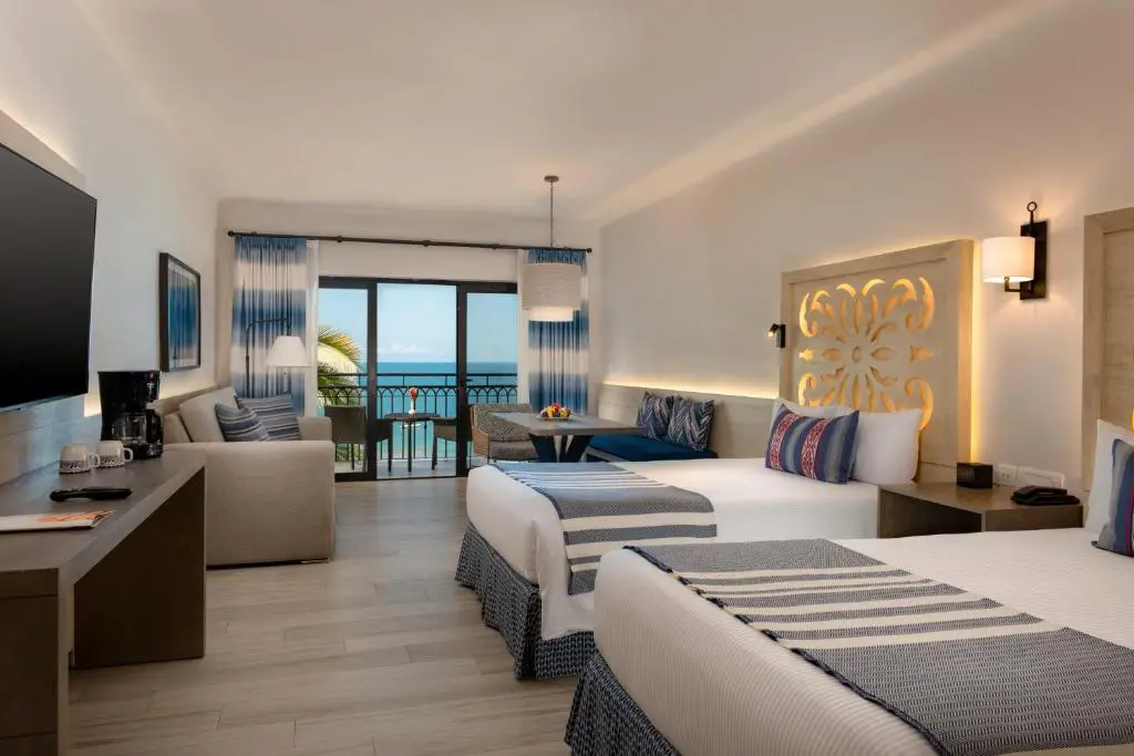 Suite doble de lujo con camas separadas, balcón y vista al mar en hotel Pueblo Bonito Mazatlán, perfecta para disfrutar una estancia cómoda con Royal Beach Paradise.