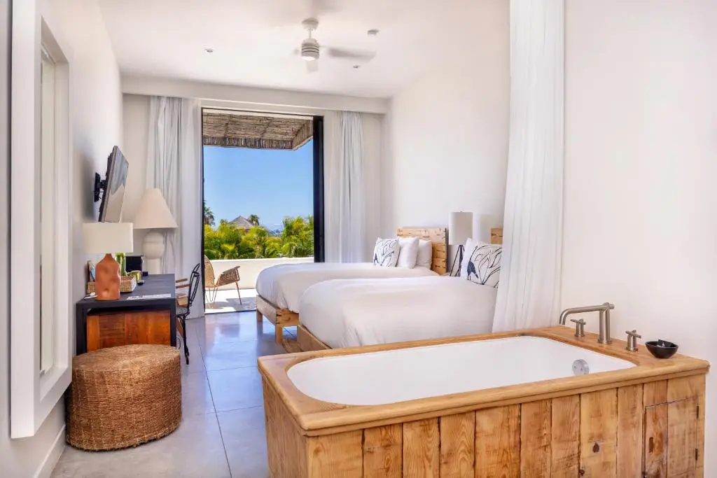 Suite doble con jacuzzi interior y balcón con vista al mar en hotel de Los Cabos, ideal para disfrutar una estancia relajante con Royal Beach Paradise.